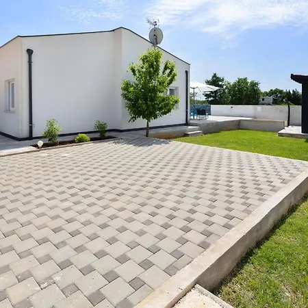 In Majmajola With Outdoor Swimming Pool Дом отдыха