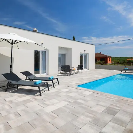 In Majmajola With Outdoor Swimming Pool Дом отдыха Butkovici (Istria)