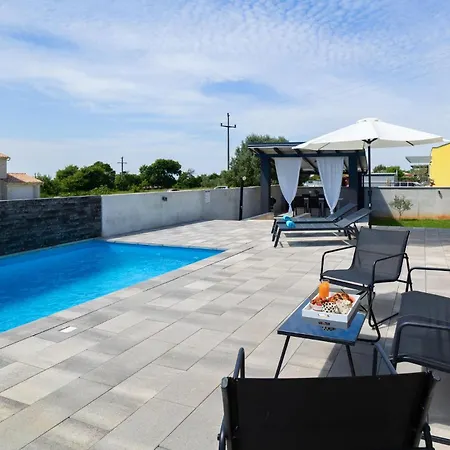 In Majmajola With Outdoor Swimming Pool Butkovici (Istria)