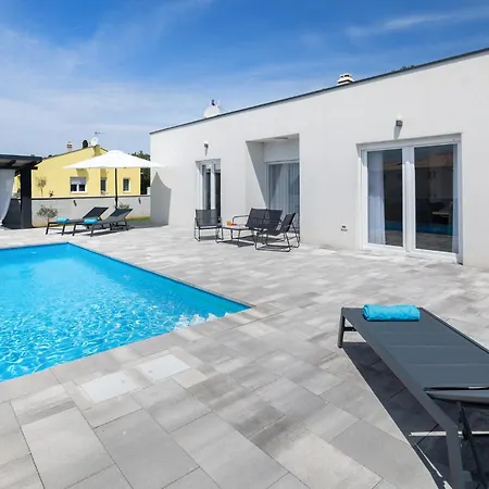 In Majmajola With Outdoor Swimming Pool